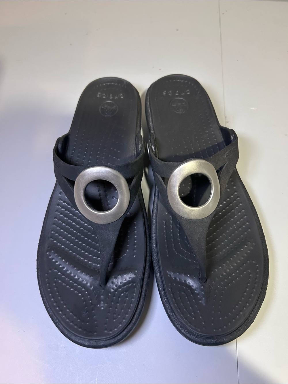 Crocs Black Thong Sandals Silver Ring Detail Women’s Size 10